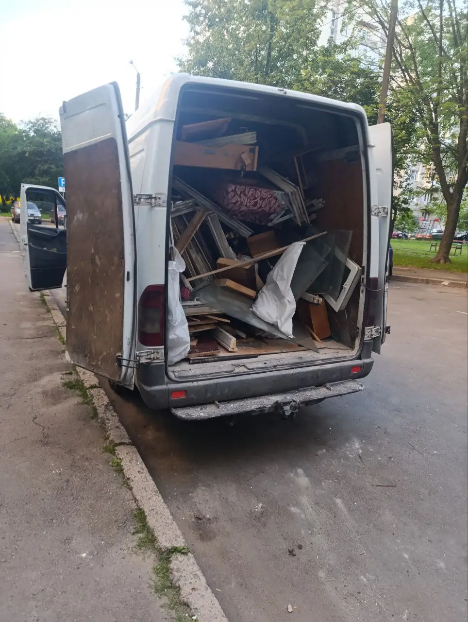 Вывоз демонтированных окон, дверей и балконов