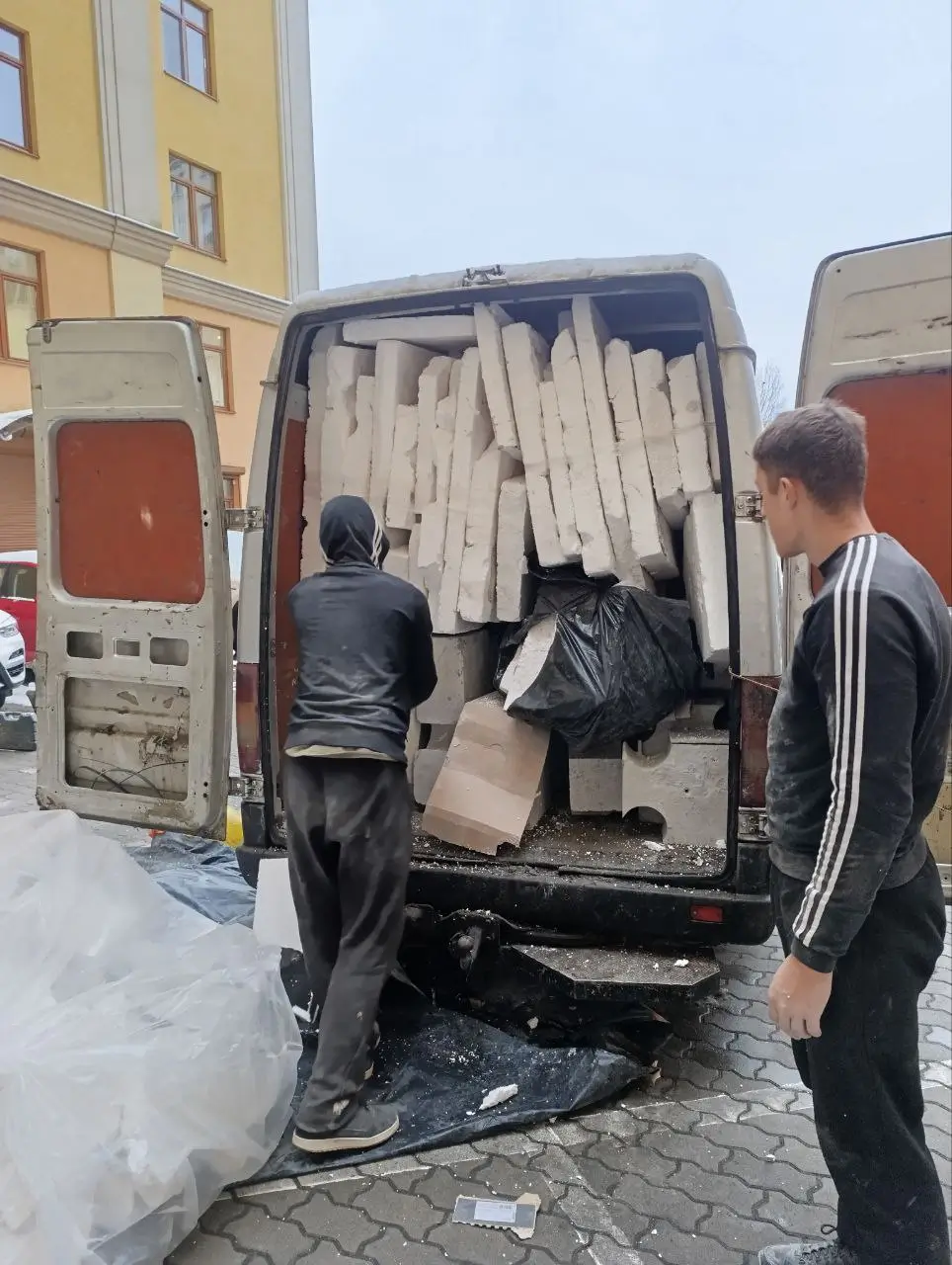 Демонтаж облицювання стін і стель