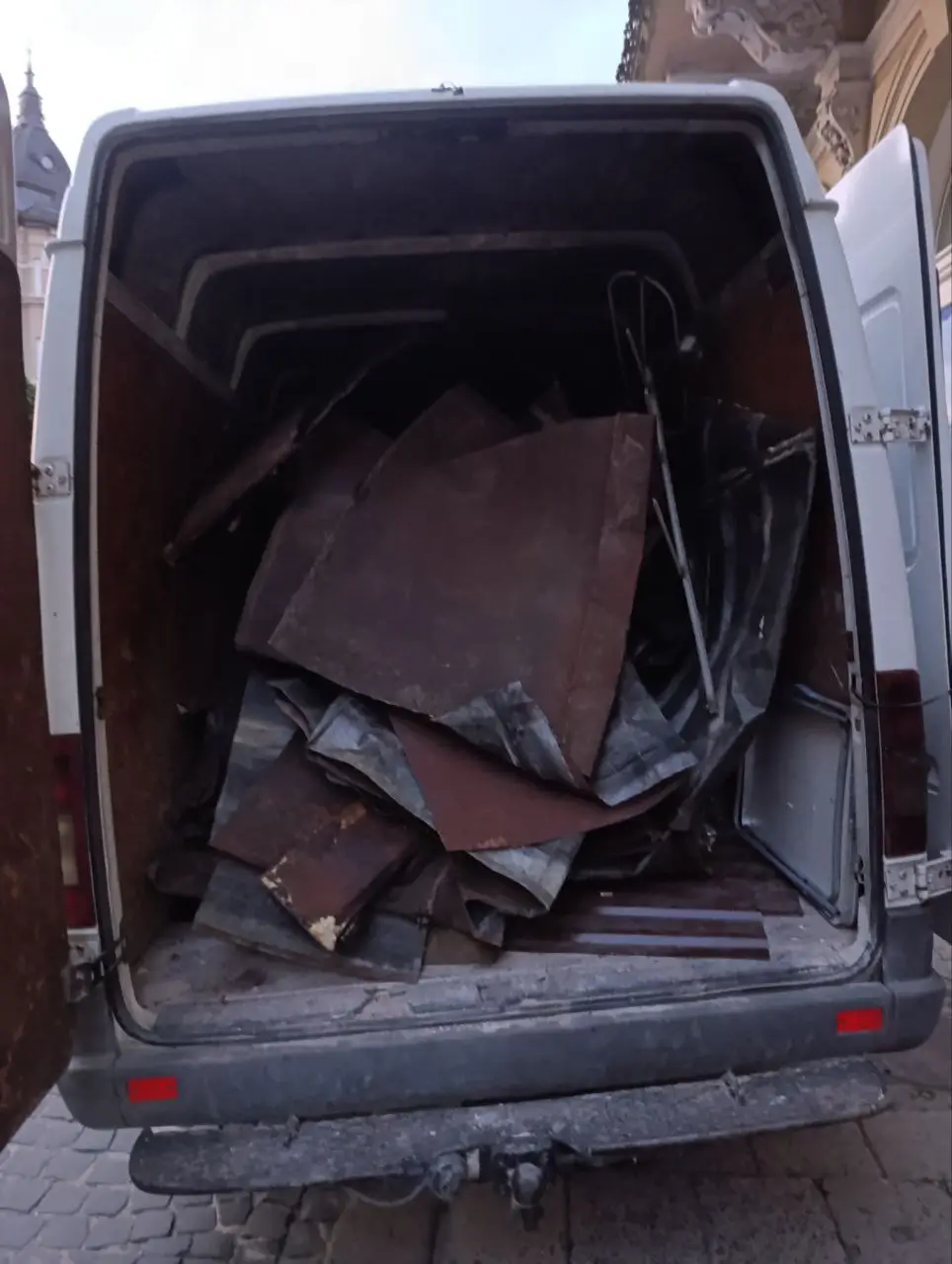 Демонтаж та вивіз напольних покриттів у Львові